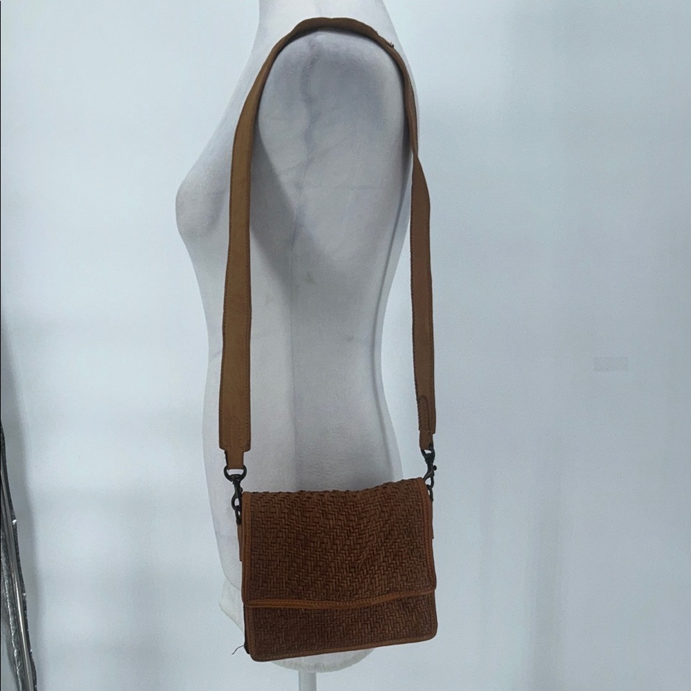 Juju & Co- Women’s Hut Weave Cross Body - Cognac Brown Woven Shoulder Bag - Picture 4 of 10